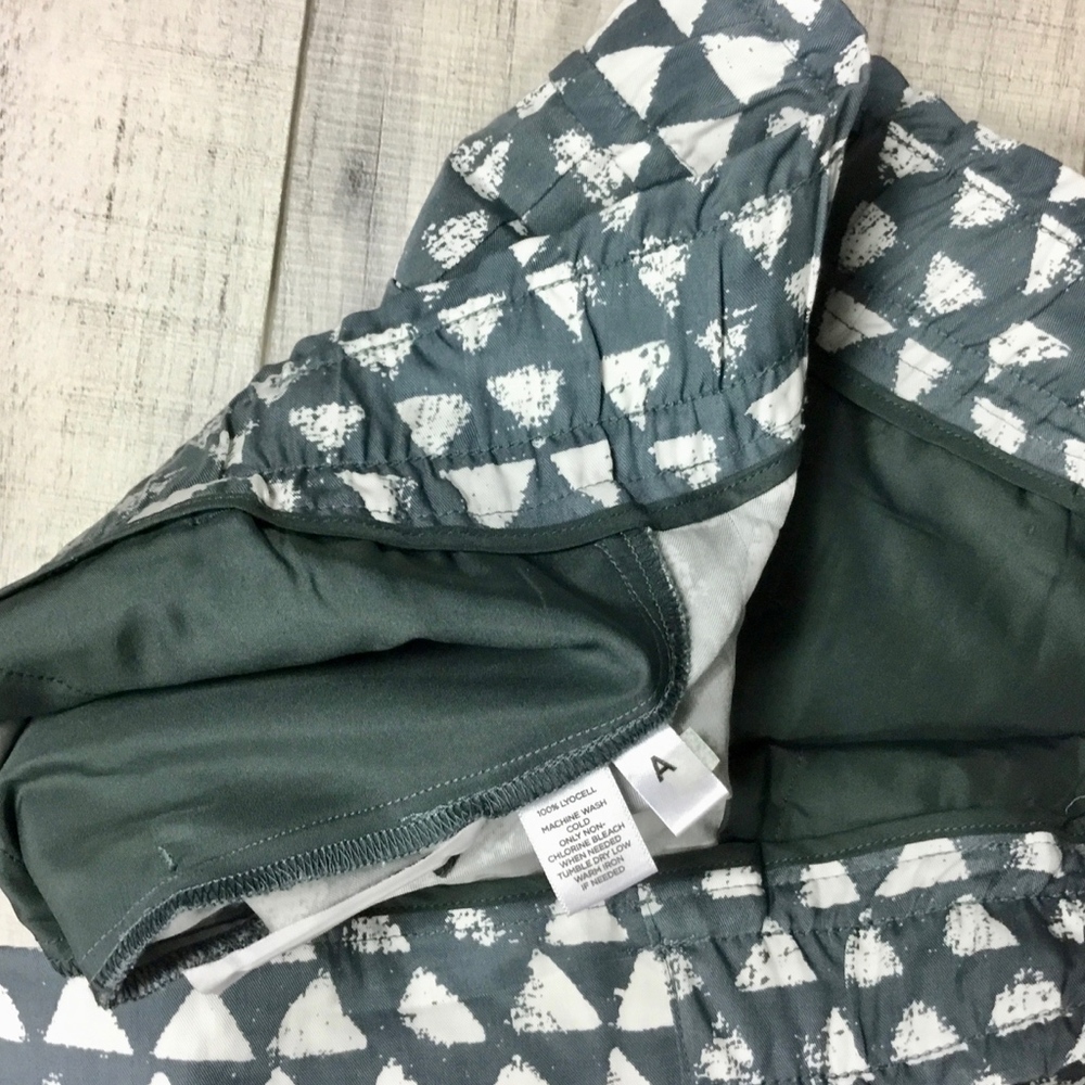 Ann Taylor LOFT SZ 10 grey white triangle shorts - Picture 4 of 5